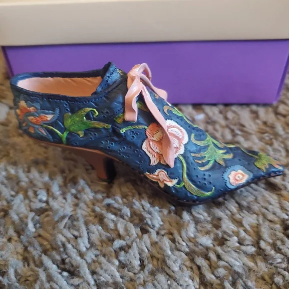 COPY - Vintage Just the Right Shoe - Versailles #25021 (1999) - Picture 1 of 3